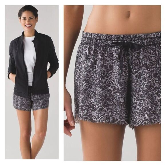 Lululemon Hit It Short (3 1/2") in Mini Cinder Lace White Black / Black - Size 4 - Picture 1 of 11